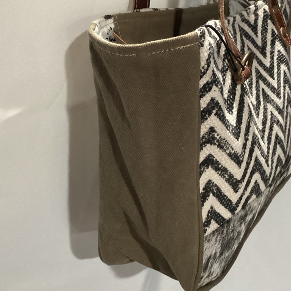 Myra‎ Chevron Patterned Tote Bag with Brown Straps - Picture 6 of 8